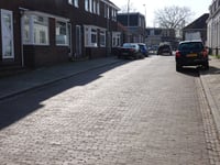 Oude Azaleastraat über Zonnebloemstraat