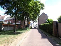 Erensteinerstraat über Kerkvoetpad