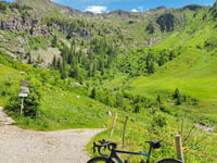 Baite di Mezzeno von Lenna über Lago Bernigolo