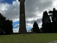 Somerset Monument z Hillesley przez Hawkesbury Hill