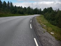 Åsskardvegen z Bøverfjorden