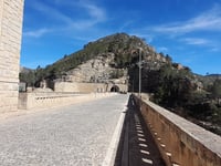 Cerro de la Delantera from Central Hidroeléctrica de Benagéber