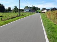 Croix de Charneux über La Cour