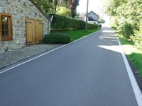 Croix de Charneux über La Cour