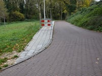 Erensteinerstraat über Kerkvoetpad