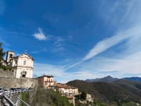 Gandosso über Via Mainoni d'Intignano