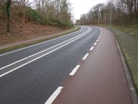 Jeugrubbe über Randweg