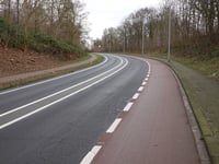 Jeugrubbe über Randweg