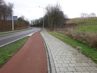 Jeugrubbe über Randweg