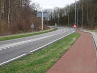 Jeugrubbe über Randweg
