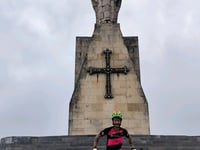 Monte Naranco / Monumento al Sagrado Corazón de Jesús vanuit Oviedo