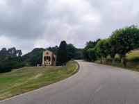 Monte Naranco / Monumento al Sagrado Corazón de Jesús vanuit Oviedo