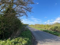 Netherworton Road über Iron Down Hill