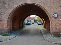 Onder de Linden przez Herenstraat