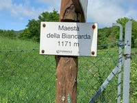 Passo della Biancarda przez Ville di Montecoronaro