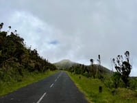 Pico das Caldeirinhas über Ribeira do Nabo
