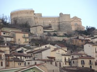 Rocca Orsini über Via della Vittoria