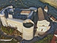 Rocca Orsini über Via della Vittoria