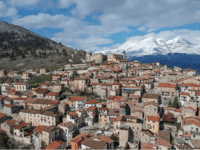 Rocca Orsini über Via Monte San Nicola