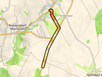 Roter Berg über Siedlung