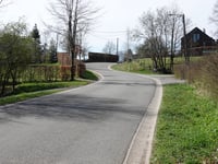 Rue du Haut Village via Route de Hargister