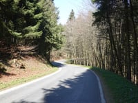 Rue du Haut Village via Route de Hargister