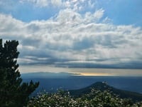 Santuari de la Mare de Déu del Mont depuis Cabanelles