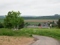 Schulstrasse von Longkamp über Im Treffgen