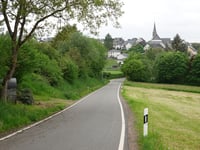 Schulstrasse von Longkamp über Im Treffgen