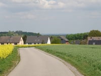 Strass von Kreuzau über Horm