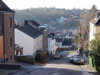 Trockener Weiher via Josef-von-Görres-Strasse